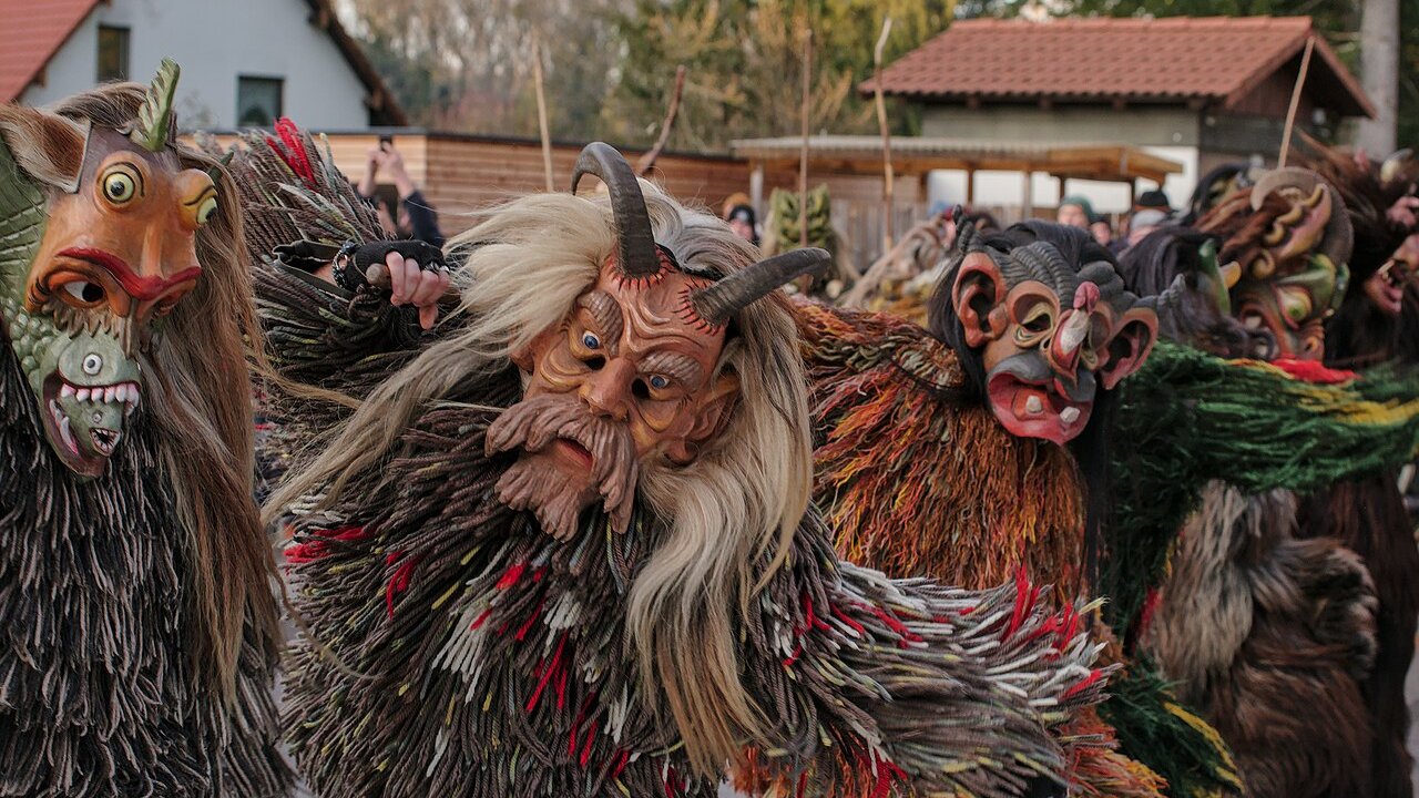 Perchten mit geschnitzten Holzmasken und Fellen beim Kirchseeoner Perchtenlauf
