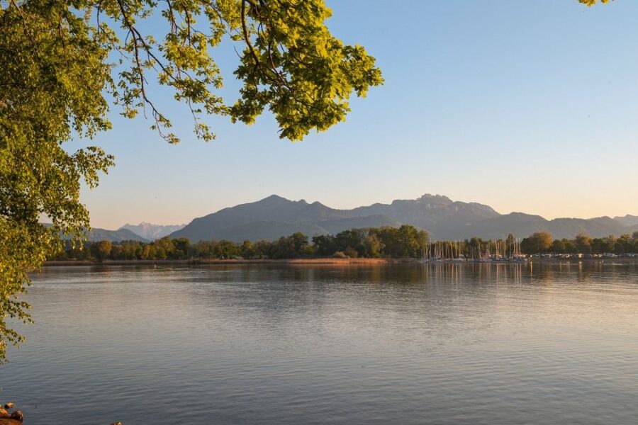 Sonnenuntergang am Chiemsee mit Blick auf die Alpen