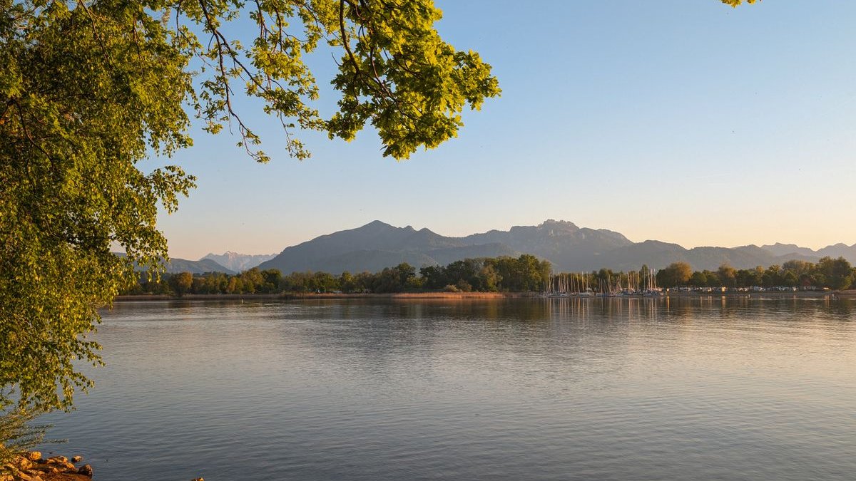 Sonnenuntergang am Chiemsee mit Blick auf die Alpen
