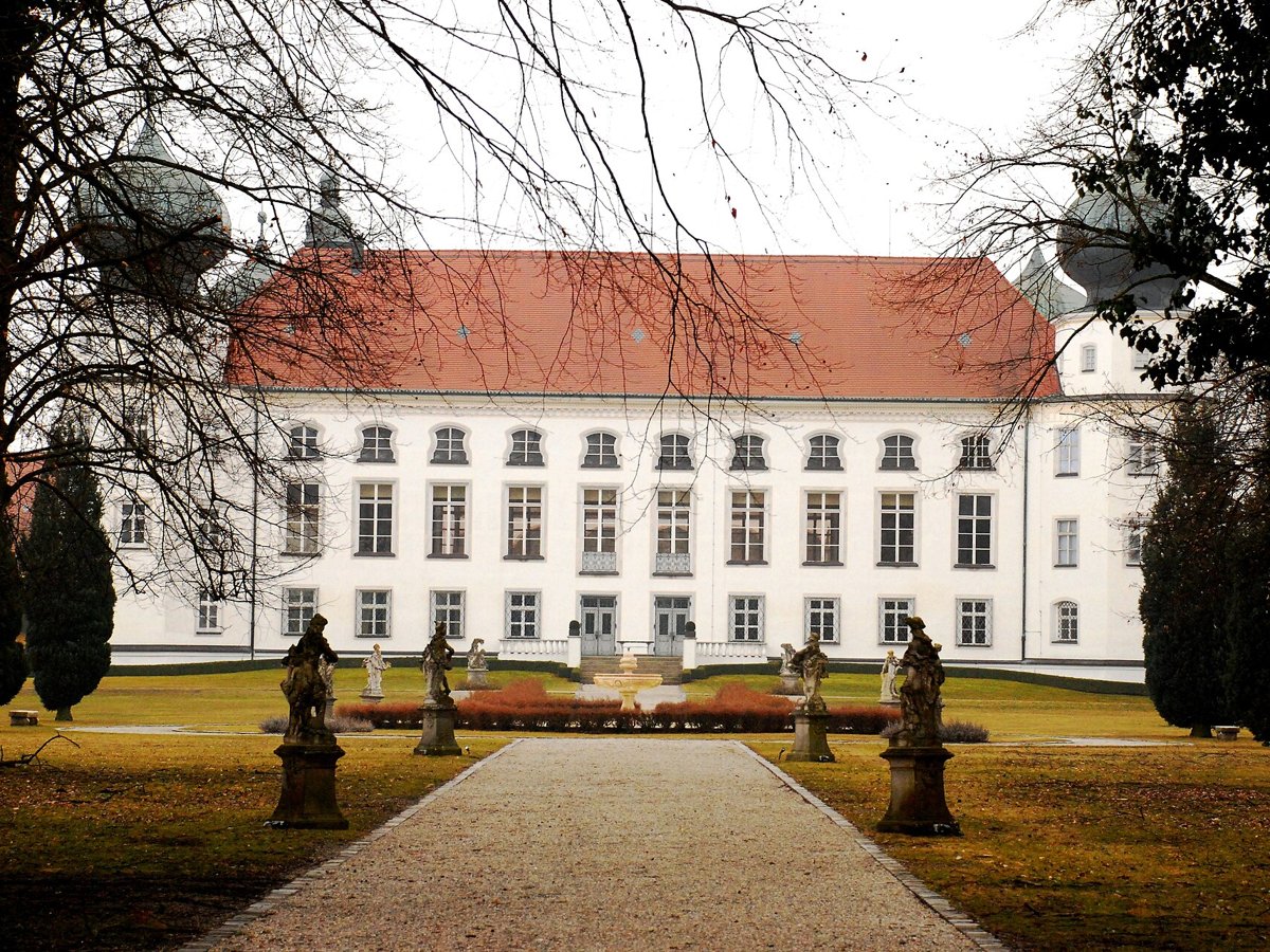 Gartenseite von Schloss Tüßling