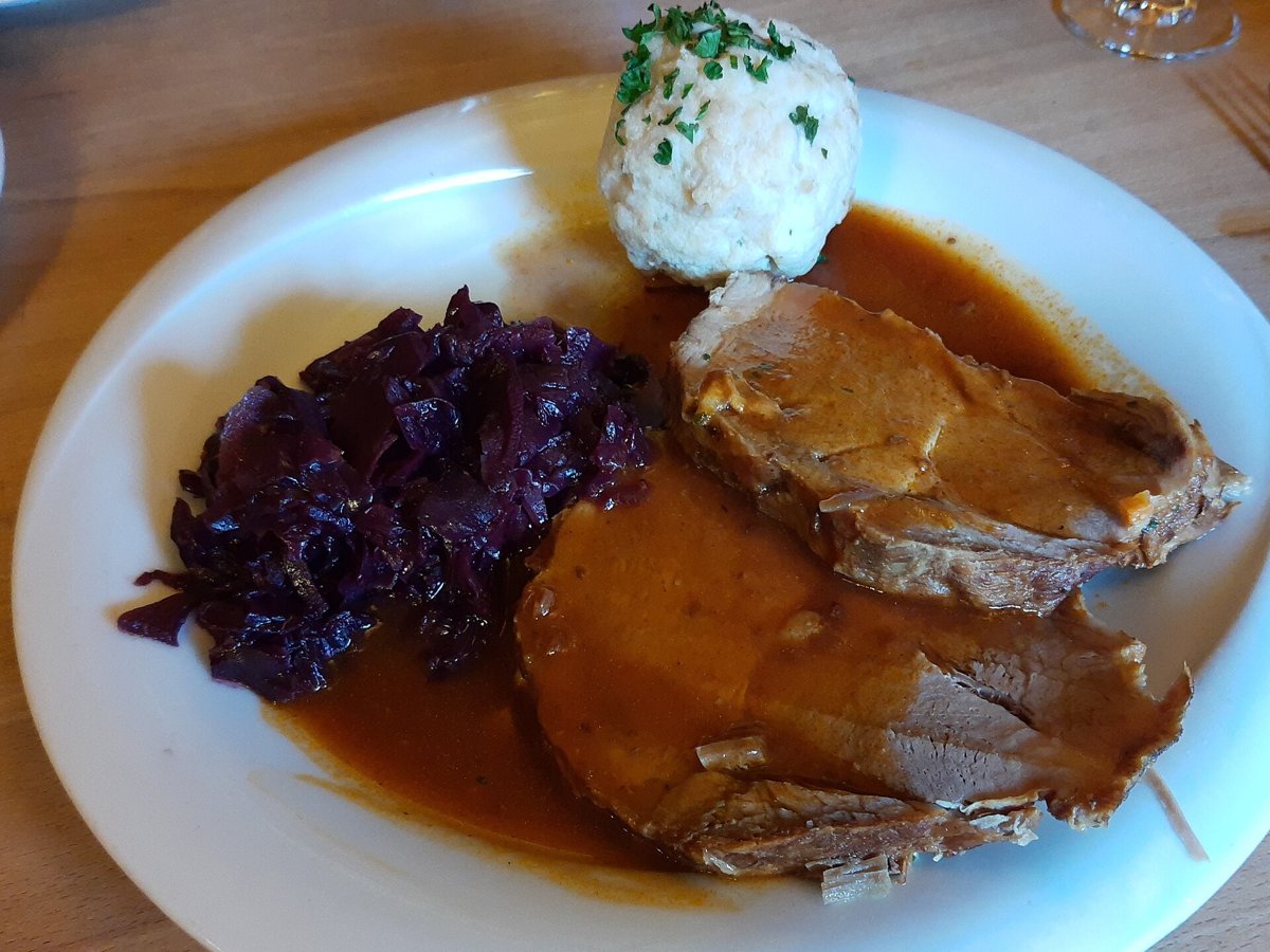 Schweinsbraten mit Semmelknödel und Rotkraut
