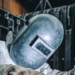 Schweißer bei der Arbeit in einem Metallbetrieb