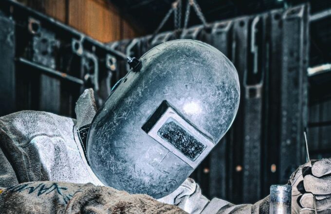 Schweißer bei der Arbeit in einem Metallbetrieb