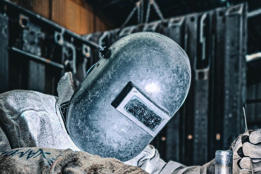 Schweißer bei der Arbeit in einem Metallbetrieb