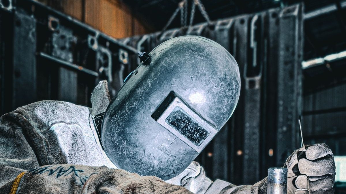 Schweißer bei der Arbeit in einem Metallbetrieb