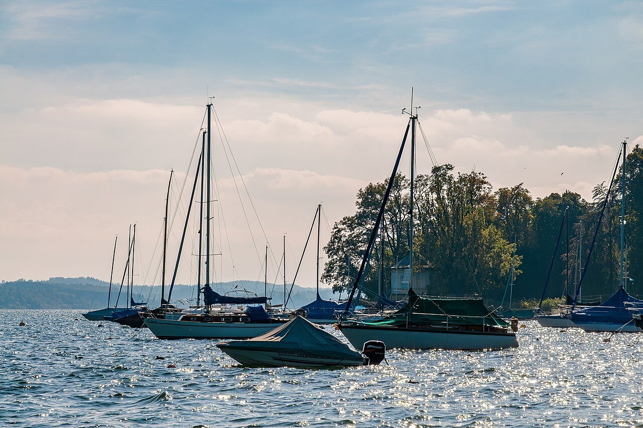Segelboote vor Anker auf dem Starnberger See bei Tutzing