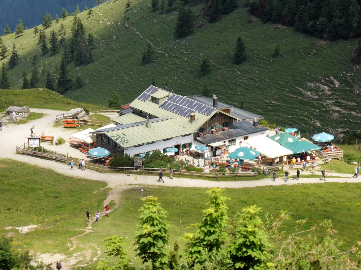 Steinlingalm unter den Felsen der Kampenwand