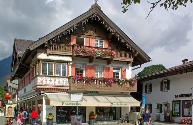 Bemalte Häuser in der Fußgängerzone von Garmisch
