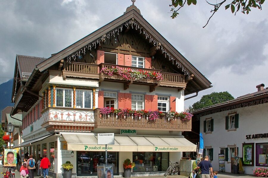 Bemalte Häuser in der Fußgängerzone von Garmisch