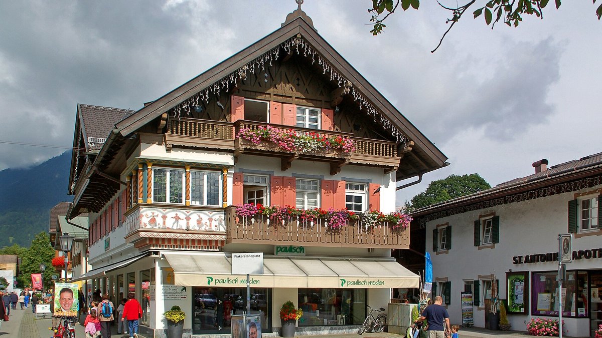 Bemalte Häuser in der Fußgängerzone von Garmisch