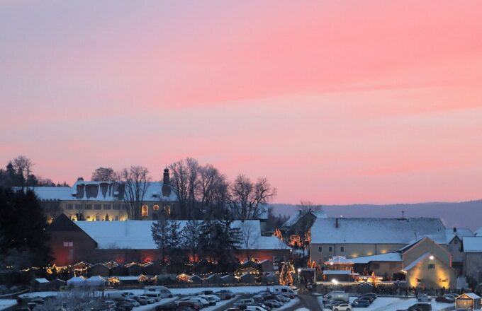 Weihnachtsmarkt auf Schloss Guteneck in der Abenddämmerung im Schnee