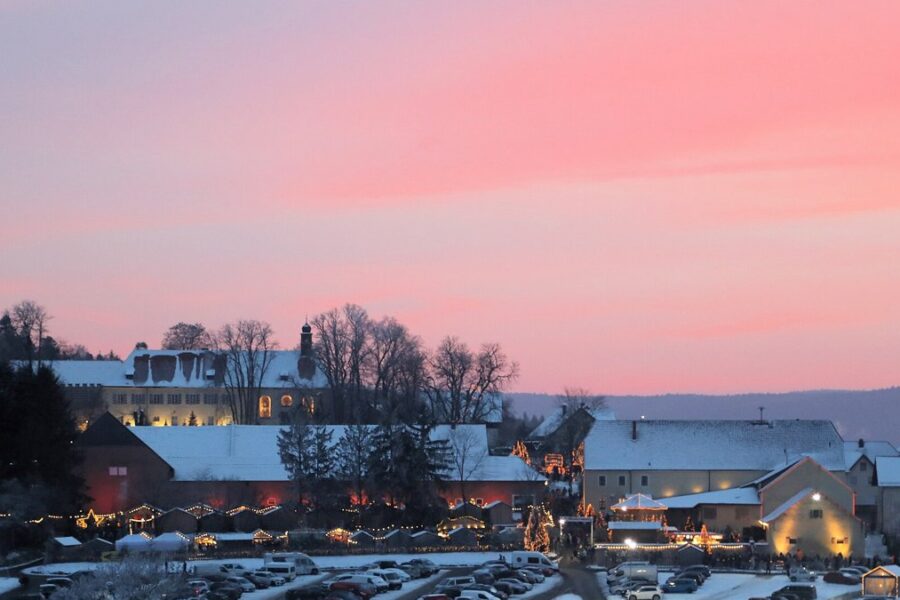 Weihnachtsmarkt auf Schloss Guteneck in der Abenddämmerung im Schnee