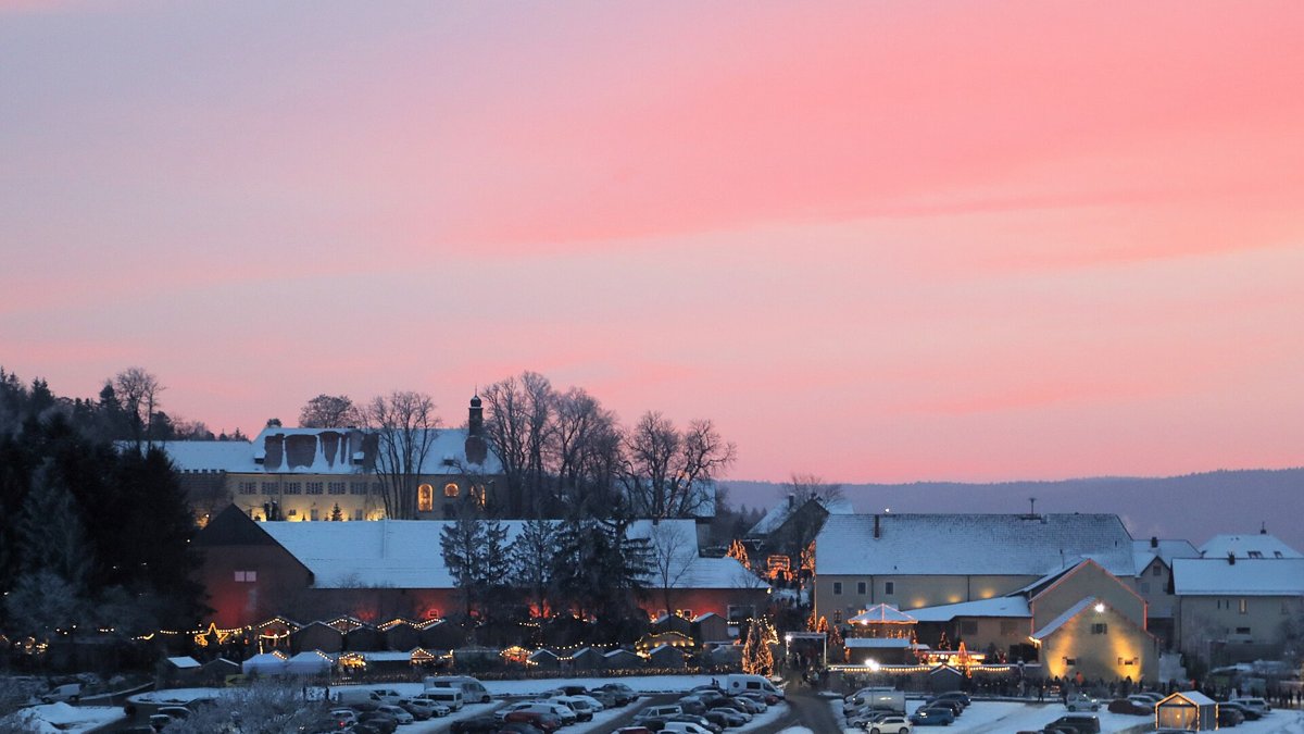 Weihnachtsmarkt auf Schloss Guteneck in der Abenddämmerung im Schnee