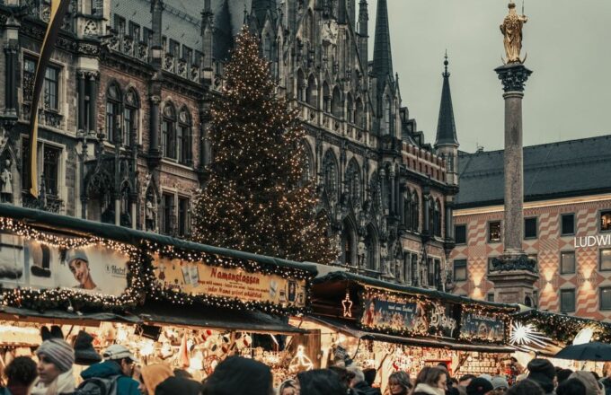 Christkindlmarkt am Marienplatz in München mit beleuchteten Ständen
