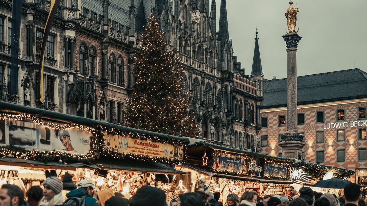 Christkindlmarkt am Marienplatz in München mit beleuchteten Ständen
