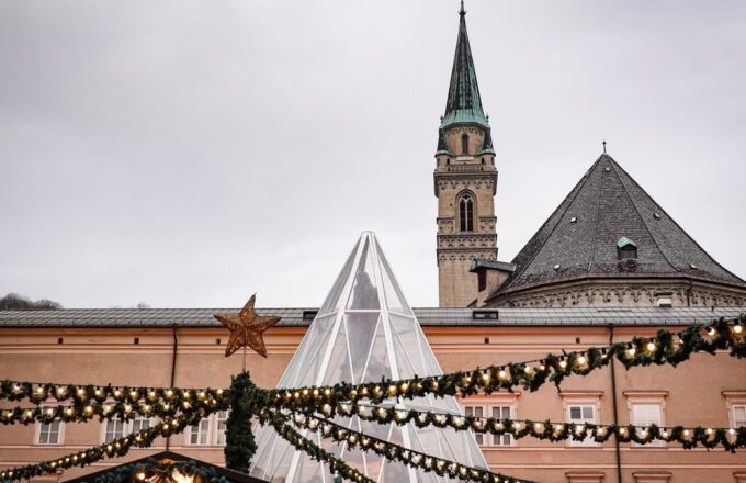 Weihnachtsmarkt in Salzburg mit Lichterketten vor der Franziskanerkirche