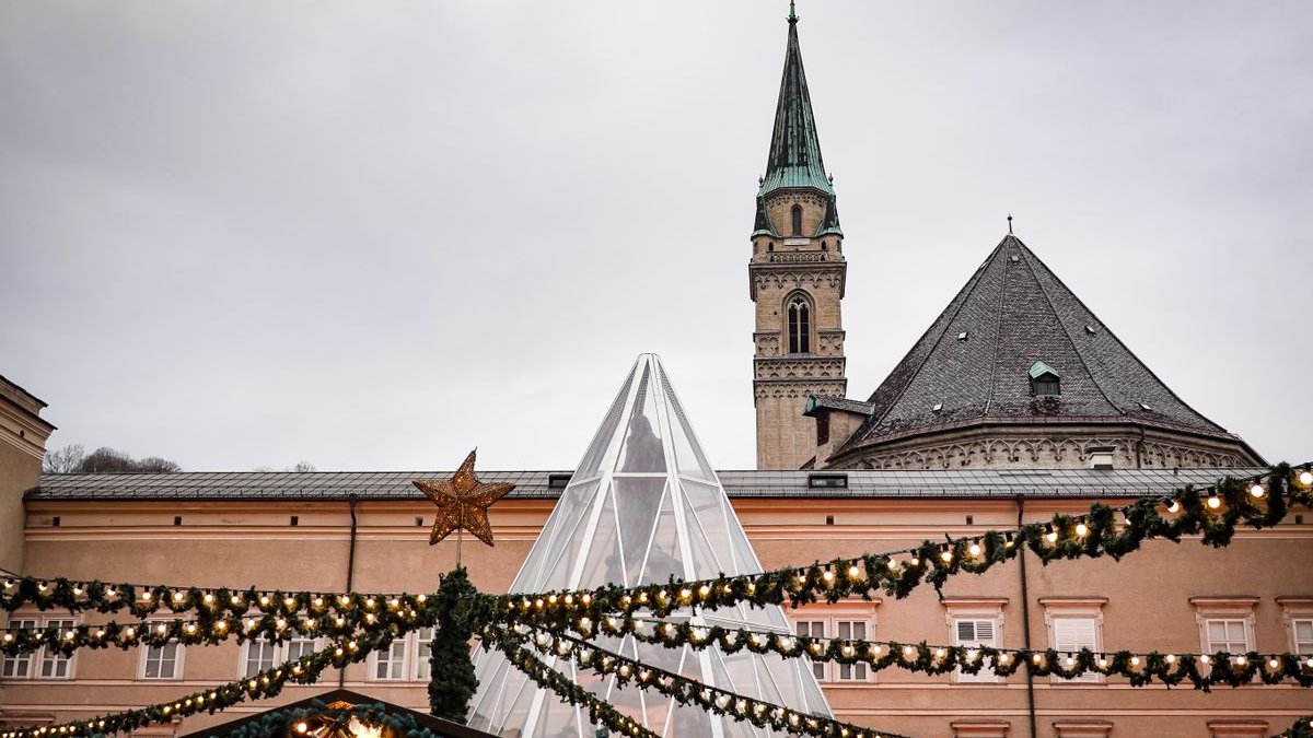 Weihnachtsmarkt in Salzburg mit Lichterketten vor der Franziskanerkirche