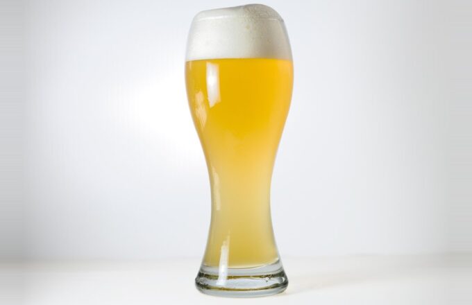 Hefeweizen im Weizenglas mit Schaumkrone