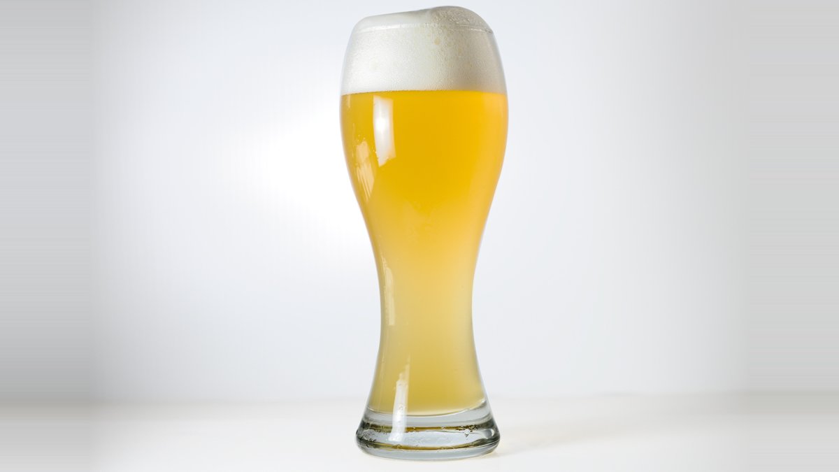 Hefeweizen im Weizenglas mit Schaumkrone