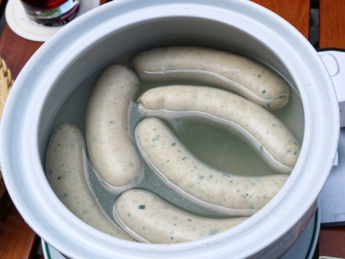 Weißwürste in heißem Wasser in einer Terrine
