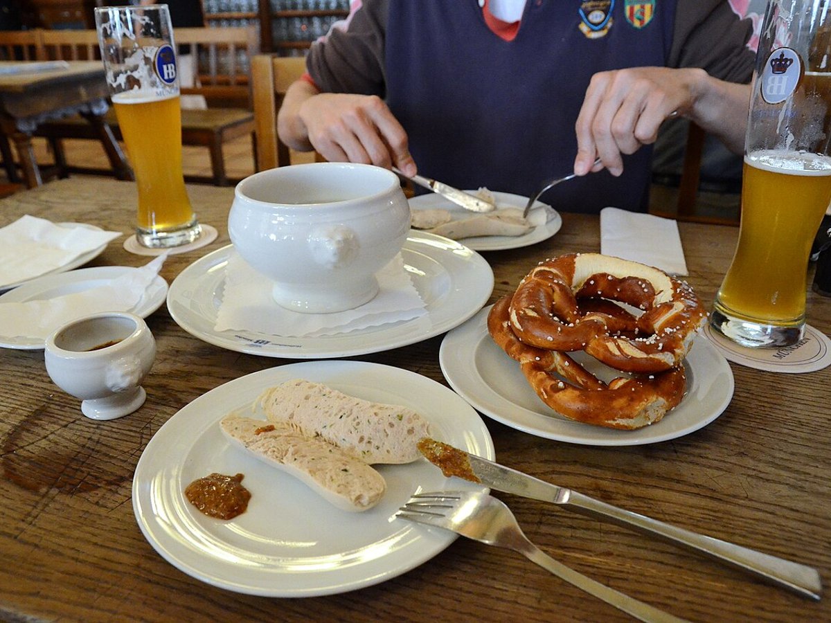 Weißwürste mit Brezn und Weißbier