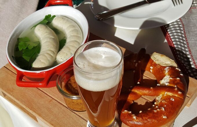 Weißwurstfrühstück mit Weißwürsten, Brezn, süßem Senf und Weißbier