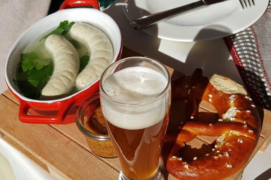 Weißwurstfrühstück mit Weißwürsten, Brezn, süßem Senf und Weißbier