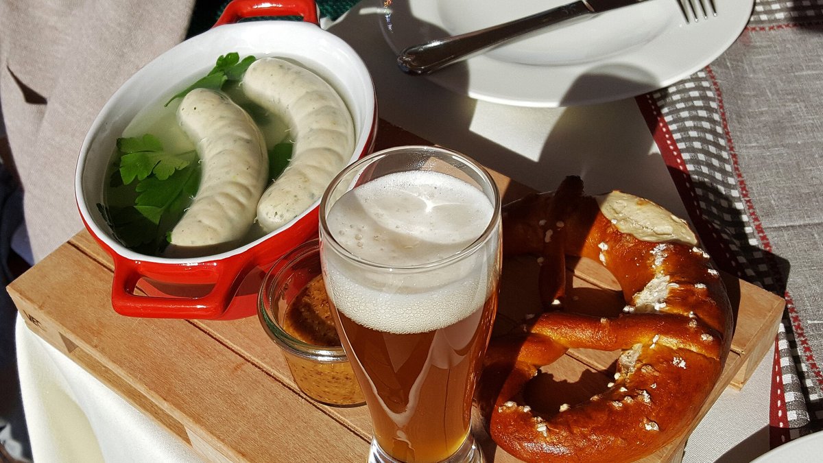 Weißwurstfrühstück mit Weißwürsten, Brezn, süßem Senf und Weißbier