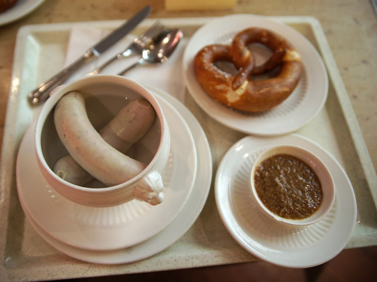 Weißwurst in der Terrine mit Brezn und süßem Senf