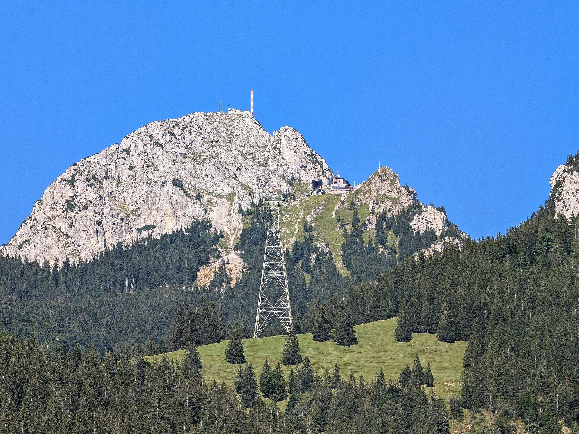 Wendelstein mit einer Stütze der Seilbahn
