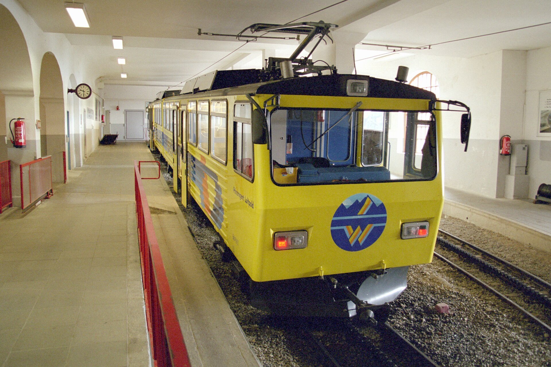 Triebwagen der Wendelstein-Zahnradbahn im Bergbahnhof