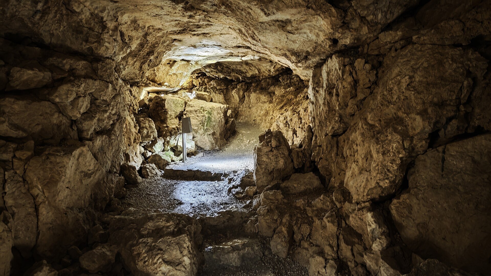 Beleuchteter Gang in der Wendelsteinhöhle