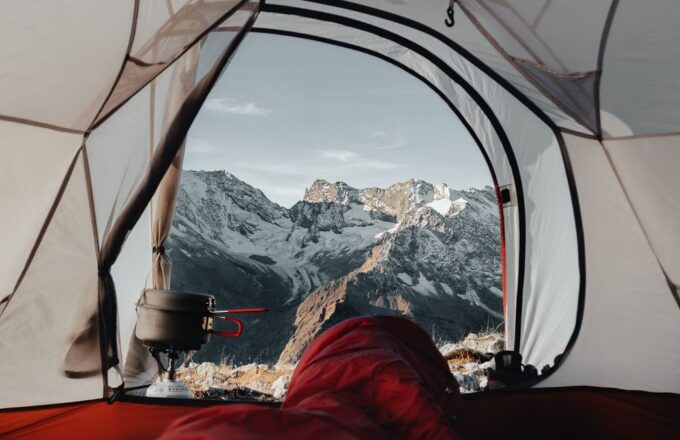 Blick aus einem Zelt auf Berggipfel
