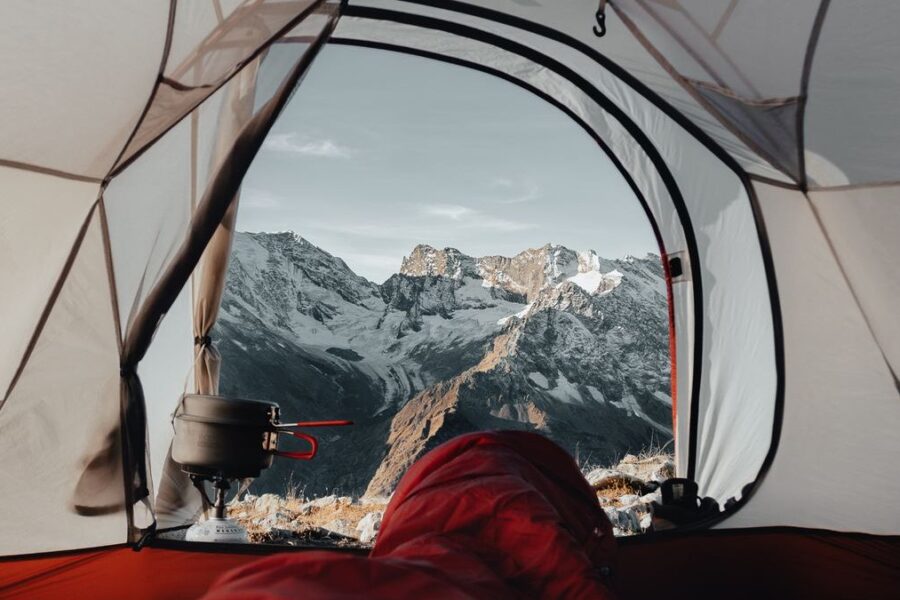 Blick aus einem Zelt auf Berggipfel