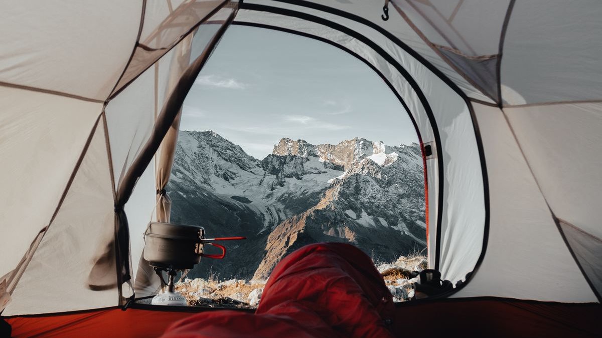 Blick aus einem Zelt auf Berggipfel