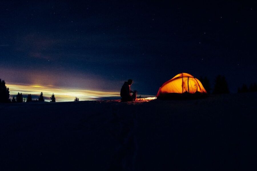 Beleuchtetes Zelt bei Nacht in freier Natur