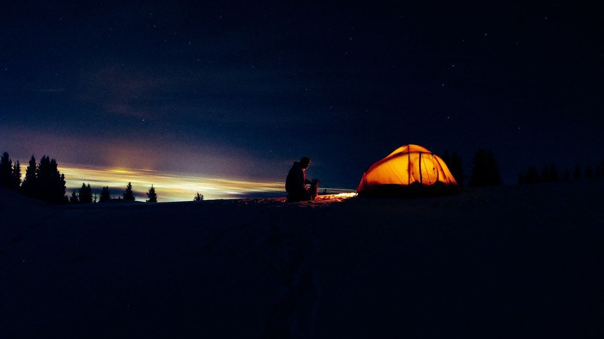 Beleuchtetes Zelt bei Nacht in freier Natur
