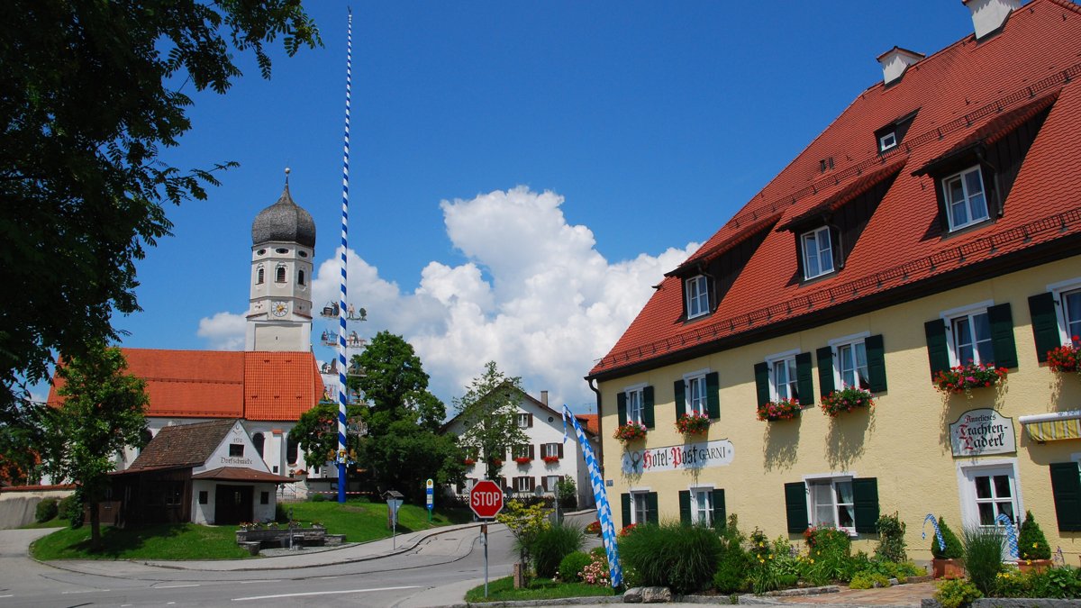 Ehemaliger Gasthof zur Post mit Kirche und Maibaum in Erling bei Andechs